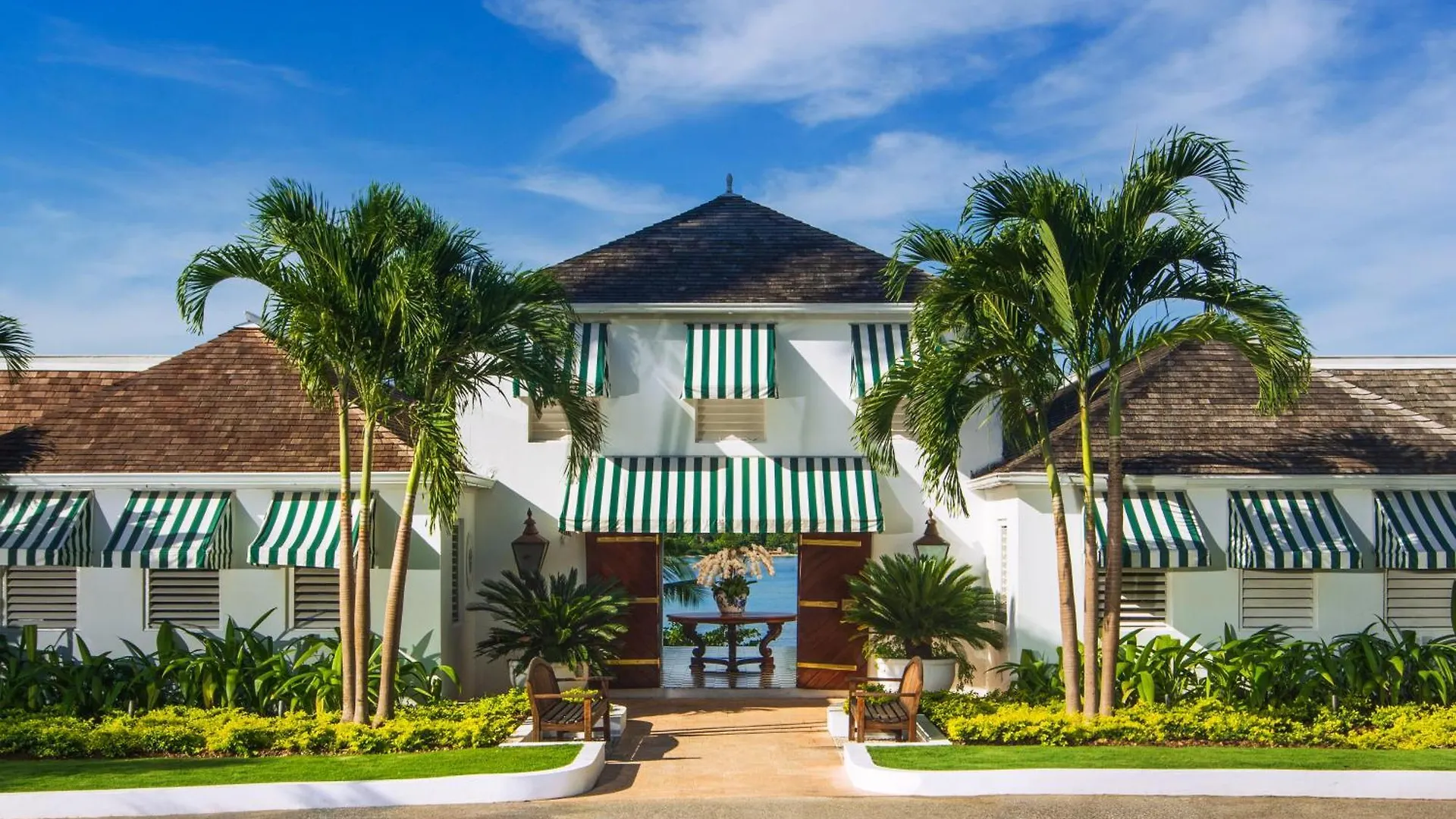 Курортный комплекс Round Hill Hotel & Villas Бухта Монтего
