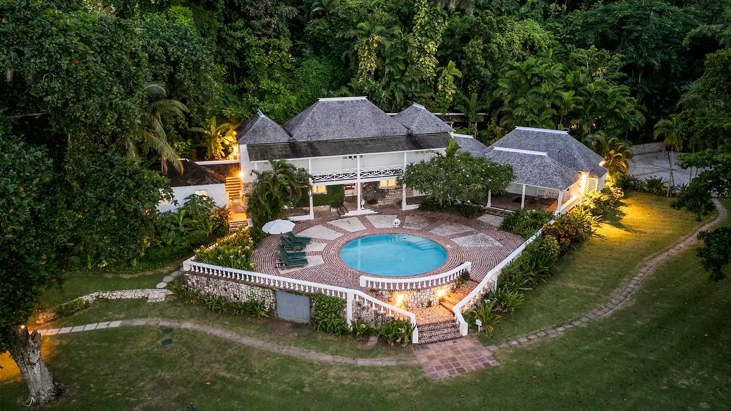 Курортный комплекс Round Hill Hotel & Villas Бухта Монтего
